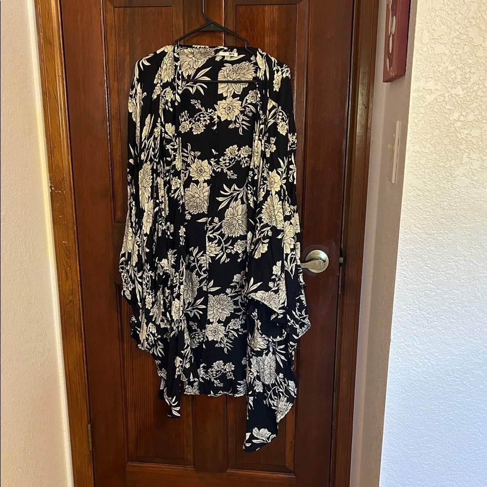 Amuse Society Black and White Floral Kimono